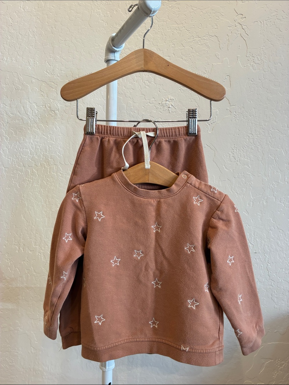 Quincy Mae Star Sweatshirt & Joggers - Rust Brown with White Stars